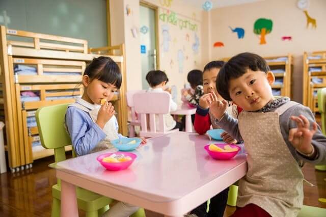 Kinder essen in der Kita